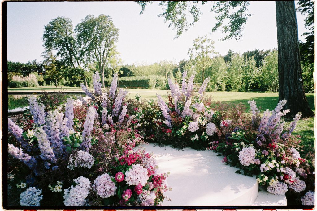 Décoration florale colorée pour un mariage en Provence