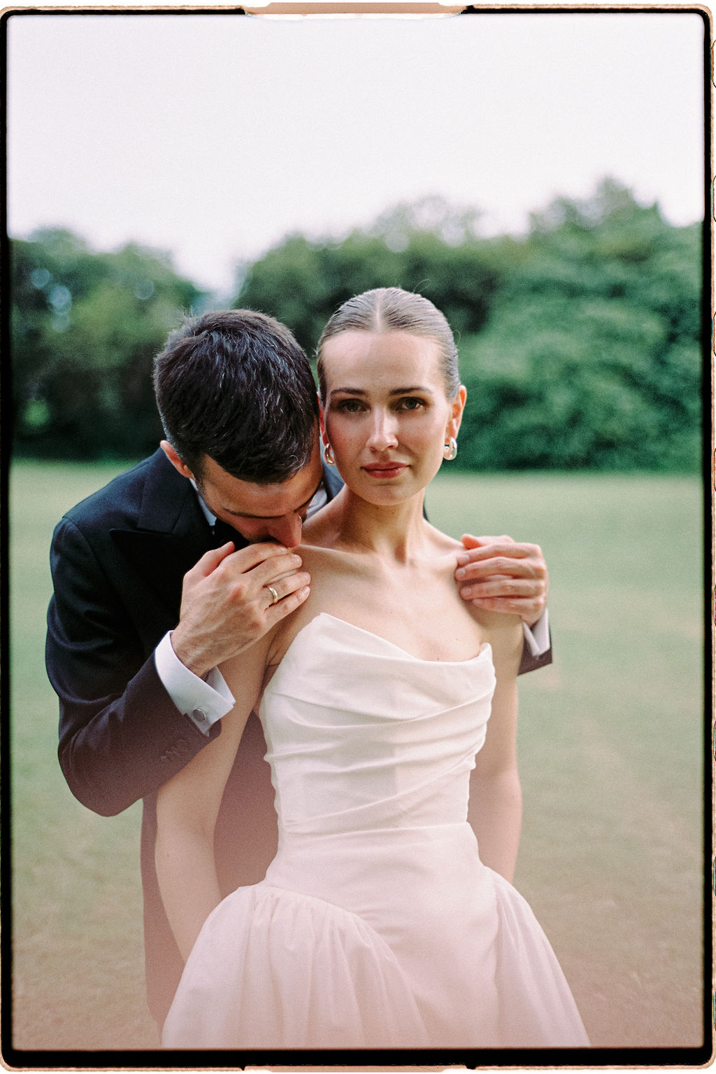 Clara et Constantin à la Bastide de Toursainte, photographiés en argentique