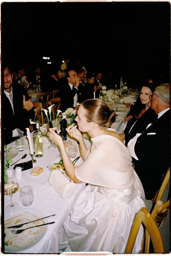 Mariée attablée avec ses invités lors du dîner de mariage