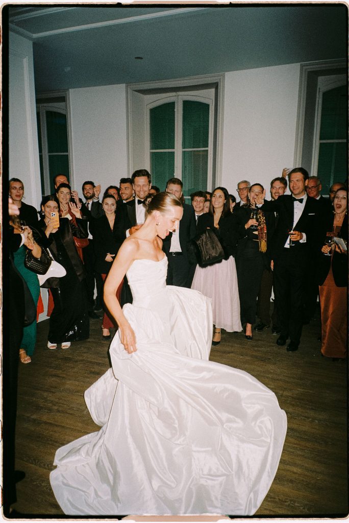 Mariée dansant entourée de ses invités lors d’une soirée de mariage